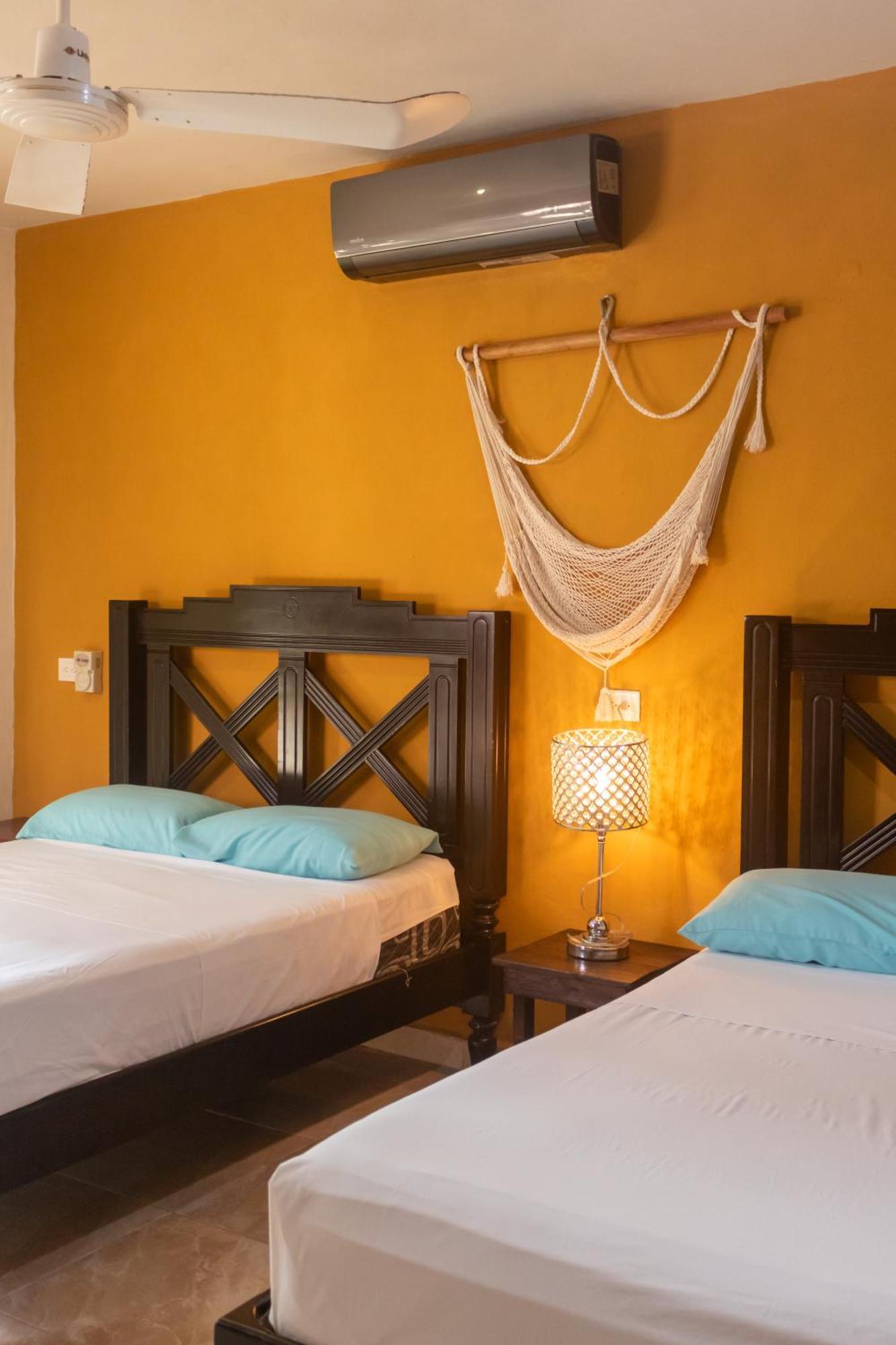 Hostal Tunich Naj & Hotel Valladolid  Exteriör bild