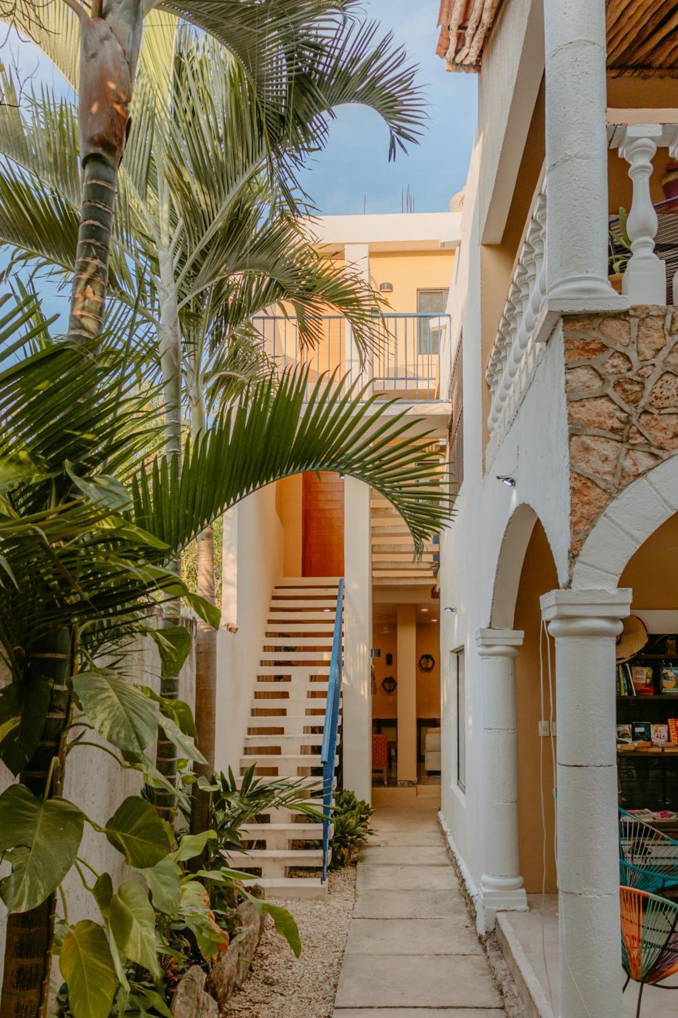 Hostal Tunich Naj & Hotel Valladolid  Exteriör bild