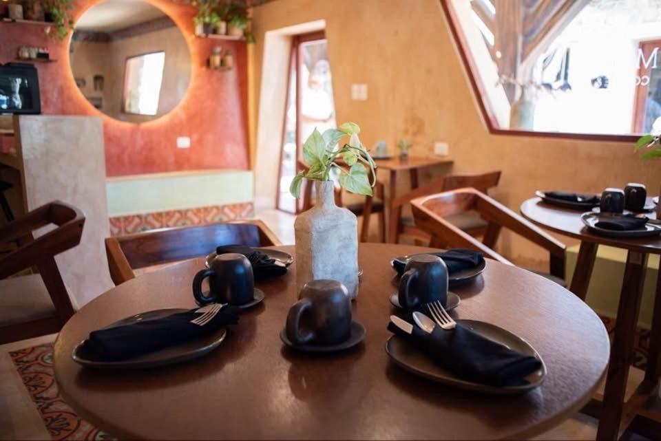 Hostal Tunich Naj & Hotel Valladolid  Exteriör bild